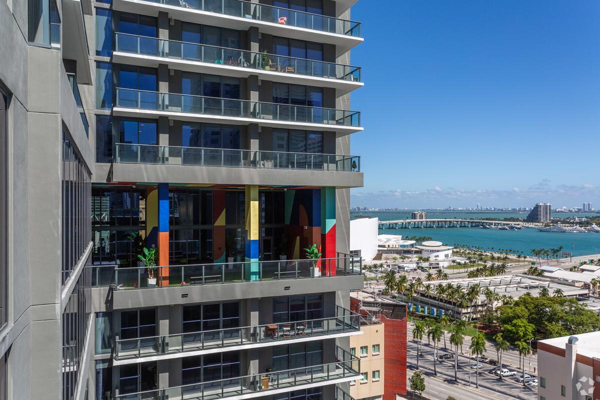 FOTO Cristi Borcea și-a vândut apartamentul din Miami » Ce profit a scos și cum arată penthouse-ul