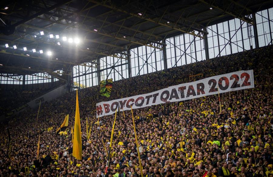 Mesajul afișat de fanii Borussie Dortmund la meciul cu Manchester City, din Liga Campionilor. FOTO: Imago Images „Boicotați Cupa Mondială din Qatar” » Mesajul uriaș care a fost afișat aseară în Liga Campionilor