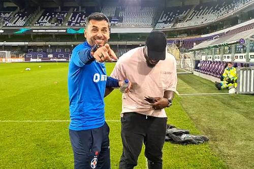 FCSB o întâlnește joi, de la ora 19:45, pe Anderlecht. Harlem Gnohere (34 de ani) și-a vizitat fosta echipă și s-a distrat alături de Nicolae Dică (42 de ani).