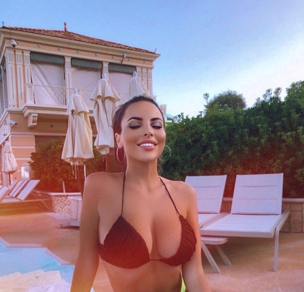 Sosia lui Kim Kardashian e jurnalistă și a uimit cu apariția la meciul de UCL
