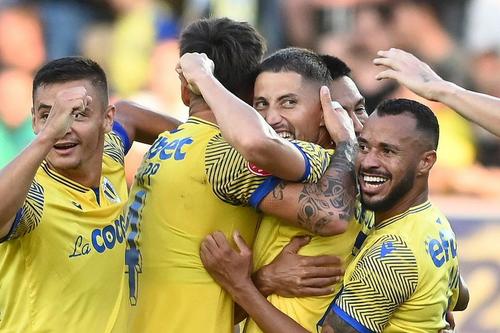 Jucătorii Petrolului, sărbătorind un gol