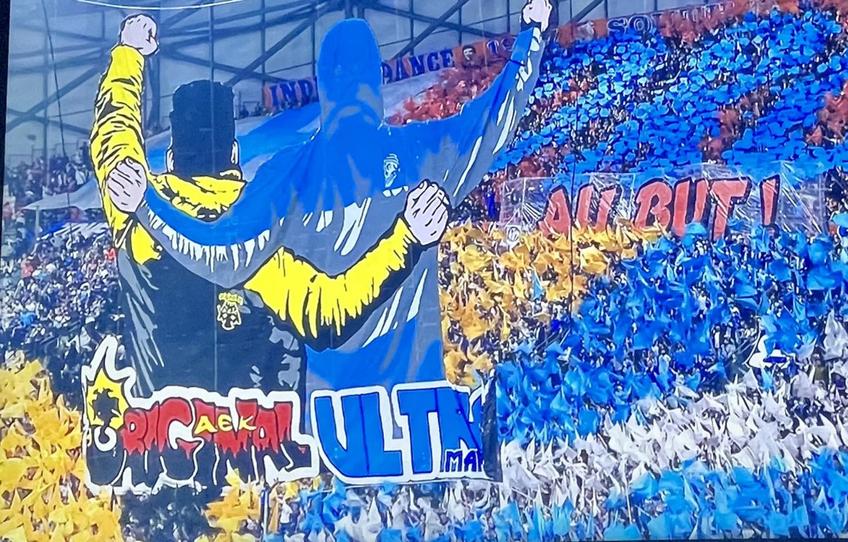 Galeria lui Olympique Marseille a pregătit o scenografie specială la meciul cu AEK Atena, din runda cu numărul 3 a grupei B din Europa League.