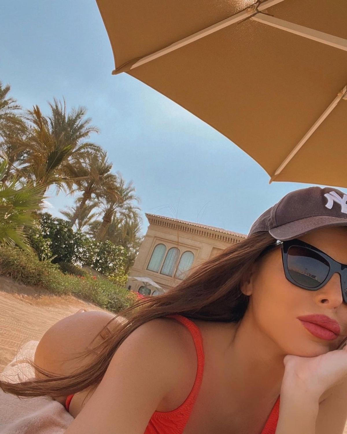 Sosia lui Kim Kardashian e jurnalistă și a uimit cu apariția la meciul de UCL