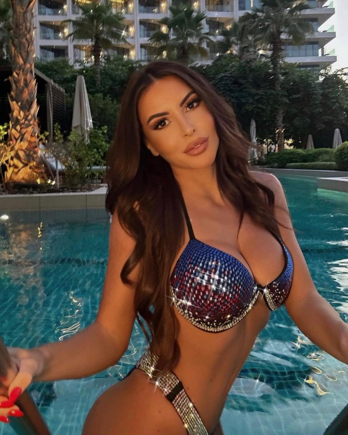 Sosia lui Kim Kardashian e jurnalistă și a uimit cu apariția la meciul de UCL