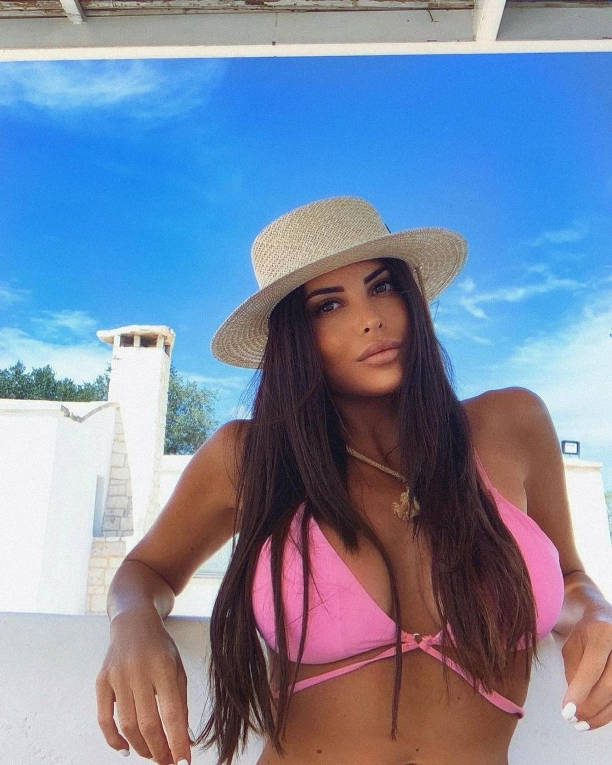 Sosia lui Kim Kardashian e jurnalistă și a uimit cu apariția la meciul de UCL