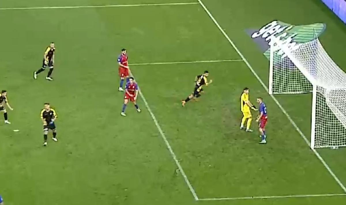 Gol de cascadorii râsului în Steaua - Ceahlăul » Portarul „militarilor” a privit cum mingea intră agonizant în poartă