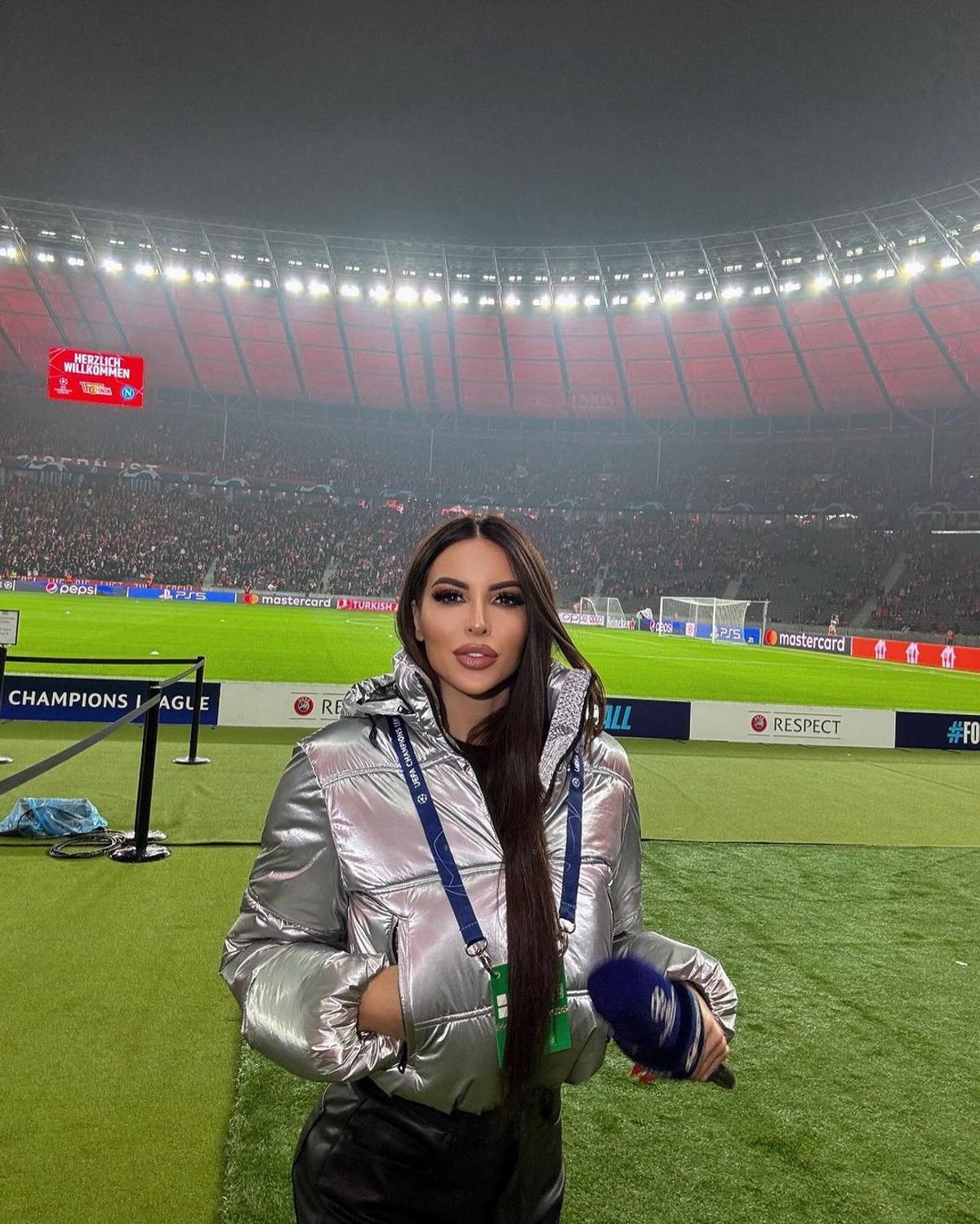 Sosia lui Kim Kardashian e jurnalistă și a uimit cu apariția la meciul de UCL