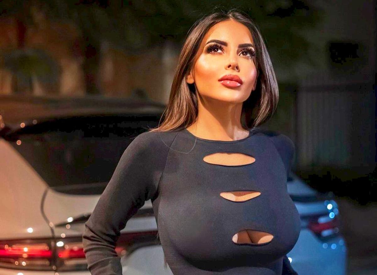 Sosia lui Kim Kardashian e jurnalistă și a uimit cu apariția la meciul de UCL