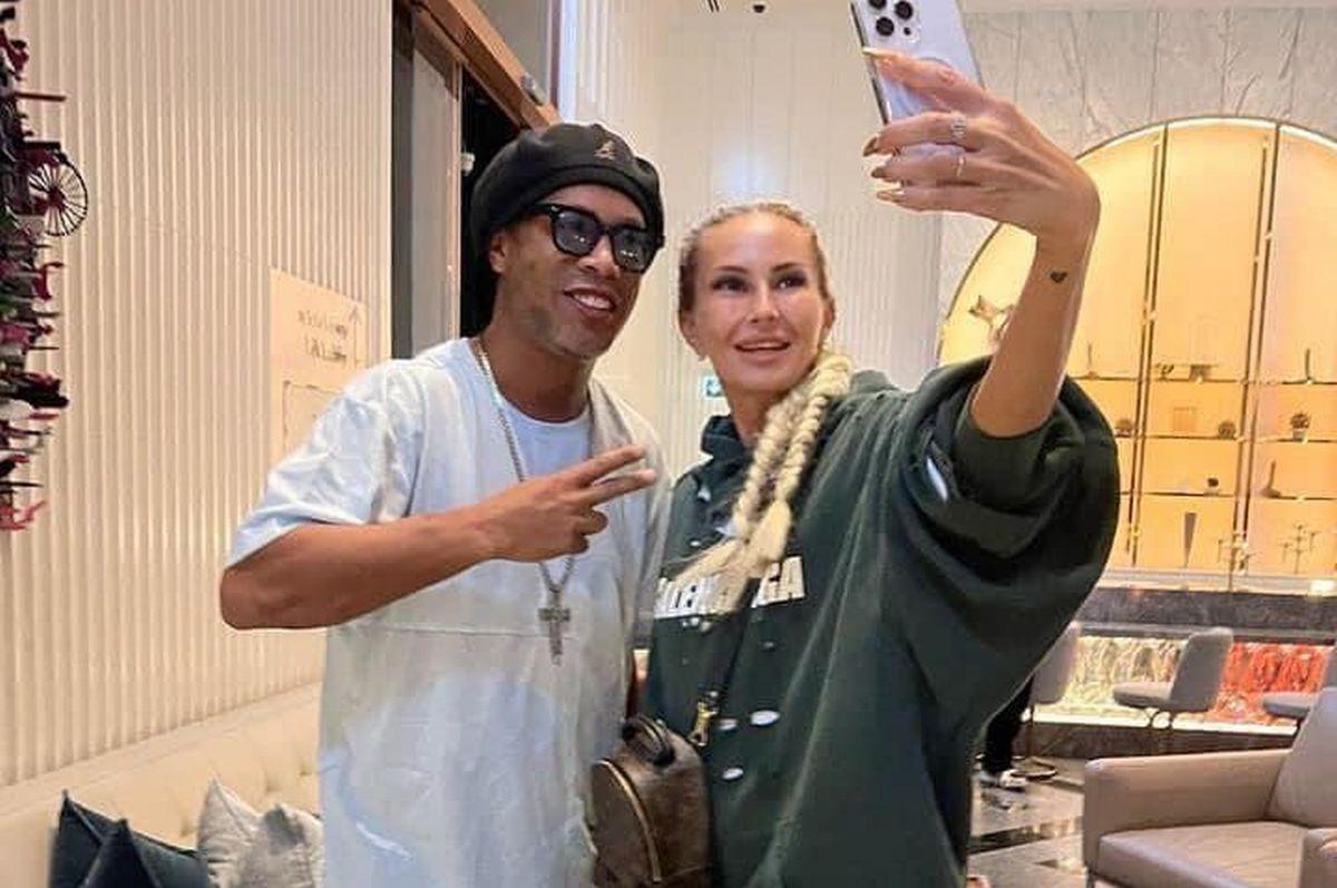Soția fostului „tricolor”, întâlnire surpriză în vacanță: „Așa se întâmplă în Dubai... dai peste Ronaldinho”