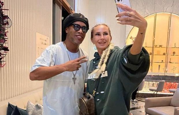 Soția fostului „tricolor”, întâlnire surpriză în vacanță: „Așa se întâmplă în Dubai... dai peste Ronaldinho”