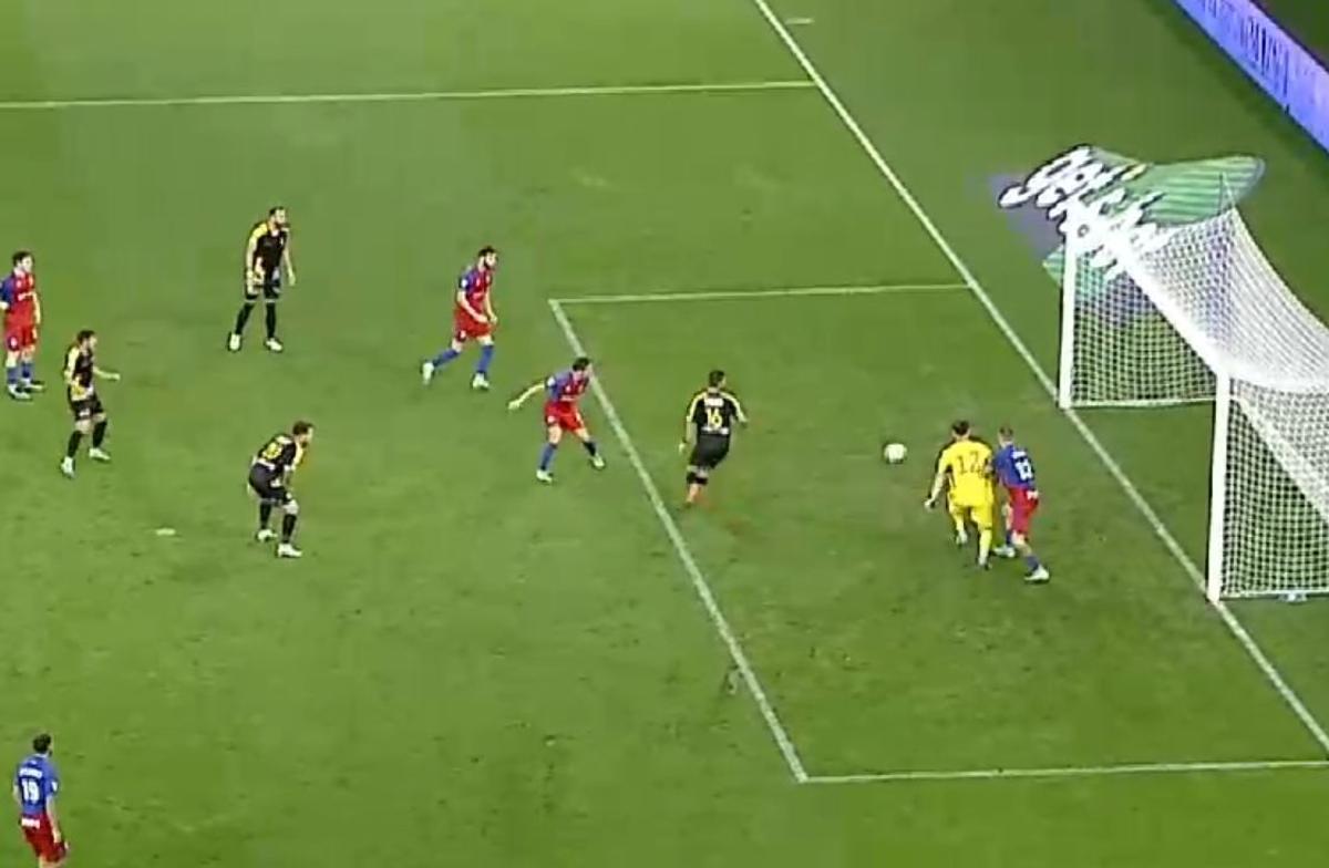 Gol de cascadorii râsului în CSA Steaua - Ceahlăul: autor, fostul dinamovist Mihai Neicuțescu