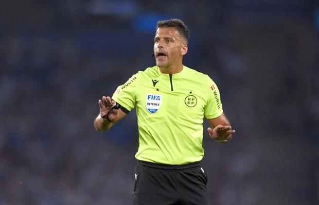 A fost anunțat arbitrul „El Clasico” » Cine va conduce de la centru FC Barcelona - Real Madrid