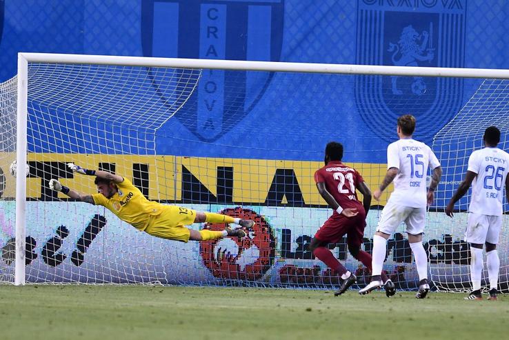 Stephane Acka și coechipierul Uros Cosic asistă cum Kevin Boli marchează golul de 1-3 al clujenilor. Titlul era în Gruia / FOTO: Arhivă GSP