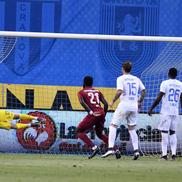 Stephane Acka și coechipierul Uros Cosic asistă cum Kevin Boli marchează golul de 1-3 al clujenilor. Titlul era în Gruia / FOTO: Arhivă GSP