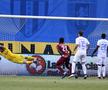 Stephane Acka și coechipierul Uros Cosic asistă cum Kevin Boli marchează golul de 1-3 al clujenilor. Titlul era în Gruia / FOTO: Arhivă GSP