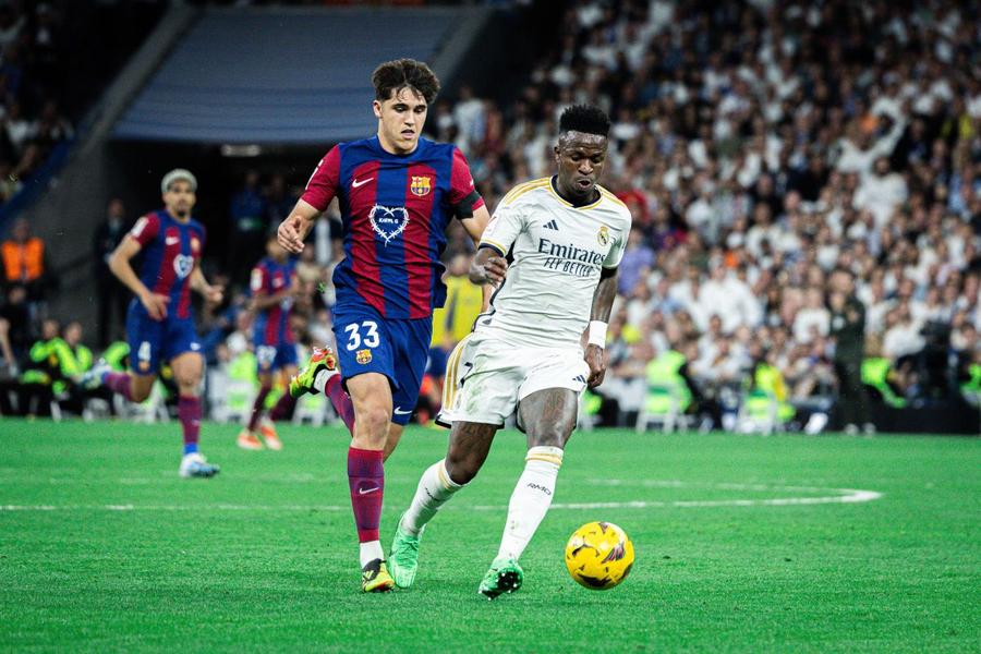 Vinicius Junior l-a hărțuit pe Pau Cubarsi acum 7 luni, când a deschis scorul pentru Real Madrid din penalty și a dat assistul de la golul lui Lucas Vázquez (Real - Barcelona 3-2) / Foto: Imago „De ce trebuia să fie denigrat Xavi pentru a-l lăuda pe Hansi Flick?” Capitolele la care actuala Barcelona arată mai slab decât în urmă cu două sezoane după 13 etape!