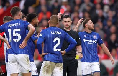 Nici dacă voia nu se putea mai rău! Autogol, penalty comis și eliminare în primul lui start în Premier League