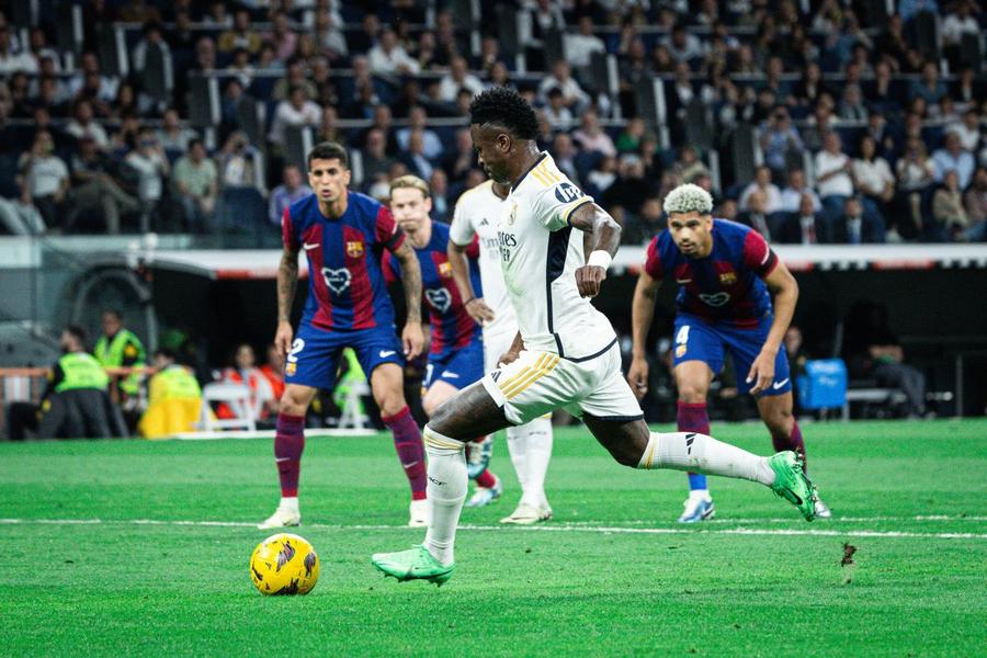 Vinicius Junior, infailibil și de la punctul cu var atunci când înfruntă Barcelona / Foto: Imago Superduelul BMV blanco vs LYR blaugrana. Lewandowski, „singur” împotriva lui Mbappe, Vinicius și Bellingham