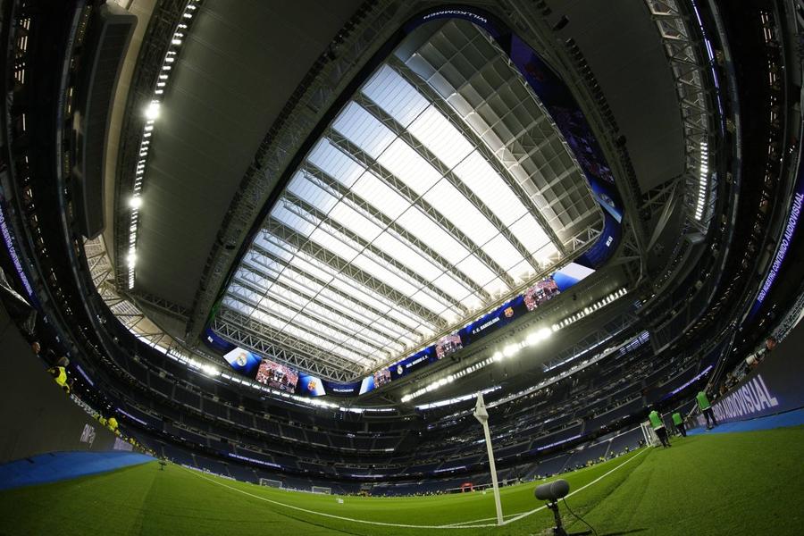 Santiago Bernabeu este pregătit pentru al 257-lea episod din serialul El Clasico / Foto: Imago Superduelul BMV blanco vs LYR blaugrana. Lewandowski, „singur” împotriva lui Mbappe, Vinicius și Bellingham