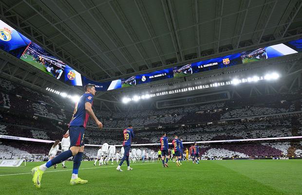 Scenografie demnă de El Clasico! „Santiago Bernabeu”, pictat alb-mov: ce au afișat fanii Realului