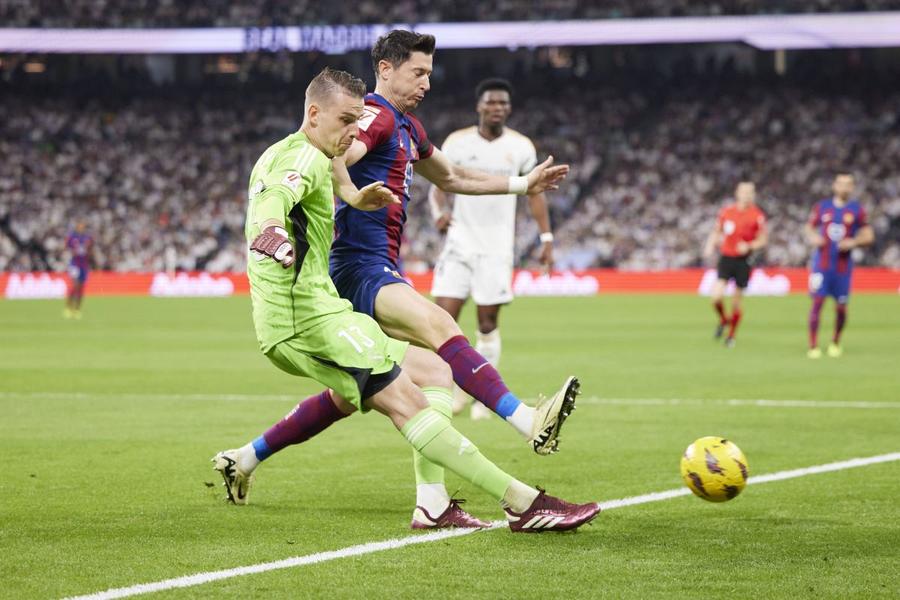 Duelul dintre Andryi Lunin și golgheterul Barcelonei și al actualei ediții de LaLiga va fi una din cheile derbyului / Foto: Imago Duelul antrenorilor separați de 1.000 de meciuri: Mourinho, egalat în El Clasico » Urmașul lui Xavi revine la Madrid după 36 de ani