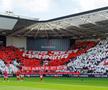 Scene copleșitoare în Anglia: întreg stadionul l-a omagiat pe antrenorul care și-a pierdut fiul nou-născut