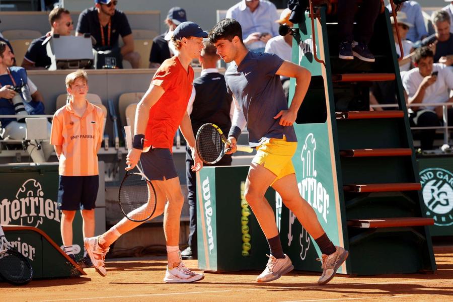 Jannik Sinner și Carlos Alcaraz în timpul semifinalei de la Roland Garros 2024 Foto: Imago Mouratoglou despre rivalitatea la vârf din tenisul masculin: „Sinner nu este atât de bun precum Alcaraz la unele lucruri, dar e o mașinărie”