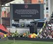 Scene copleșitoare în Anglia: întreg stadionul l-a omagiat pe antrenorul care și-a pierdut fiul nou-născut