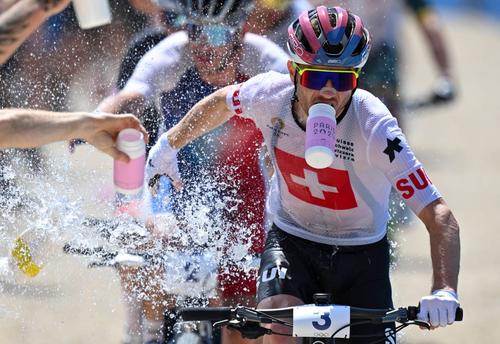Mathias Fluckiger în timpul probei de cross-country la JO de la Paris Foto: Imago
