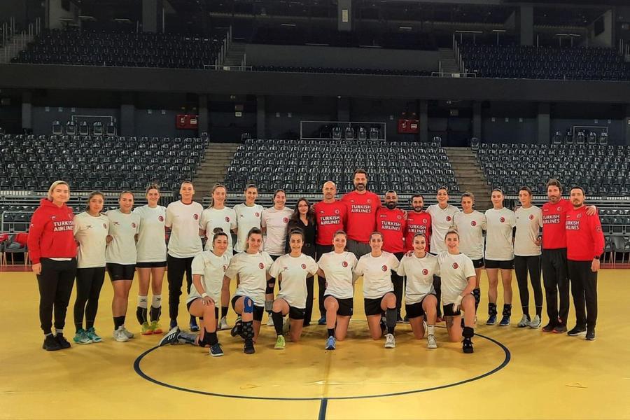 Naționala Turciei în BTarena/Foto: Federația Turcă de Handbal Prezent la Cluj cu naționala Turciei, Costică Buceschi trage un semnal de alarmă: „Dacă mergem în continuare pe acest drum, handbalul va avea mult de suferit”
