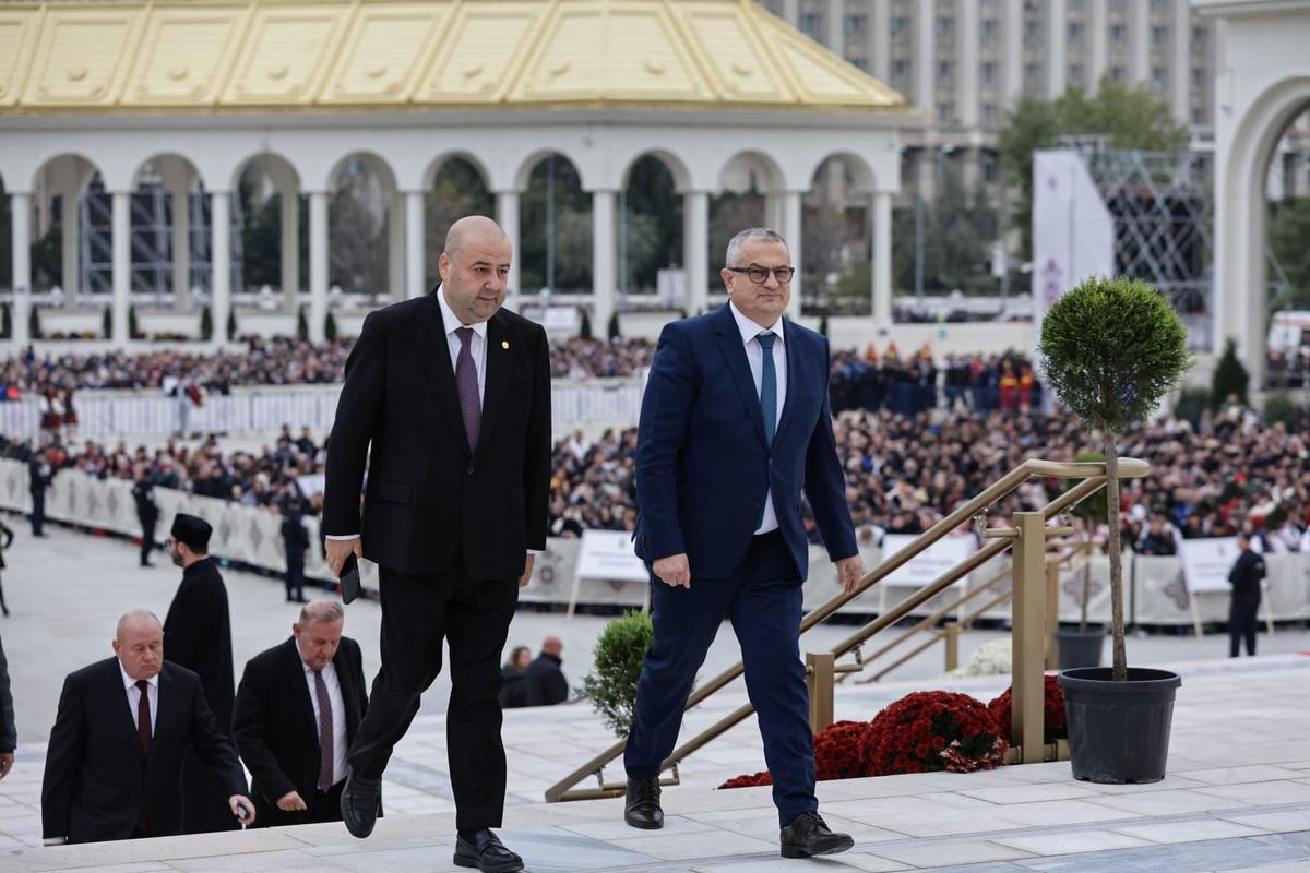 Cum și-a făcut apariția Gigi Becali la slujba de sfințire a picturii Catedralei Mântuirii Neamului