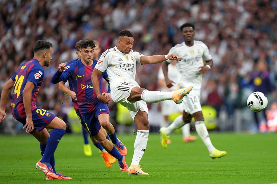 Kylian Mbappe a marcat un gol superb pentru Real Madrid în derby-ul cu Barcelona, în minutul 12. Reușita lui din afara careului a fost anulată după intervenția VAR/ foto Getty Images Mai rapid decât Cristiano Ronaldo și Leo Messi! » Kylian Mbappe poate scrie istorie la Liverpool