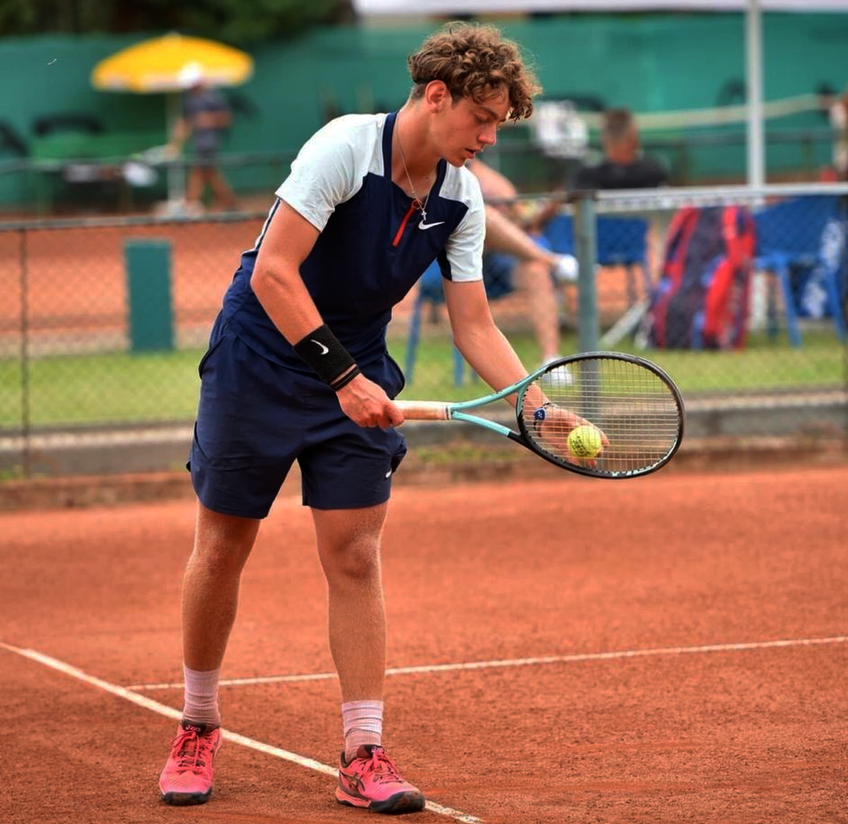 Ambiție, sacrificiu și visuri mari: povestea puștiului care trăiește pentru „sportul alb” și vrea să rupă „blestemul” în circuitul ATP: „Nu sunt un copil talentat, dar dau tot ce am tenisului”