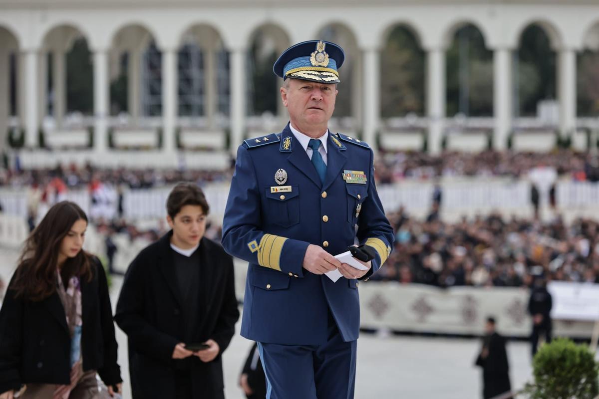 Cum și-a făcut apariția Gigi Becali la slujba de sfințire a picturii Catedralei Mântuirii Neamului