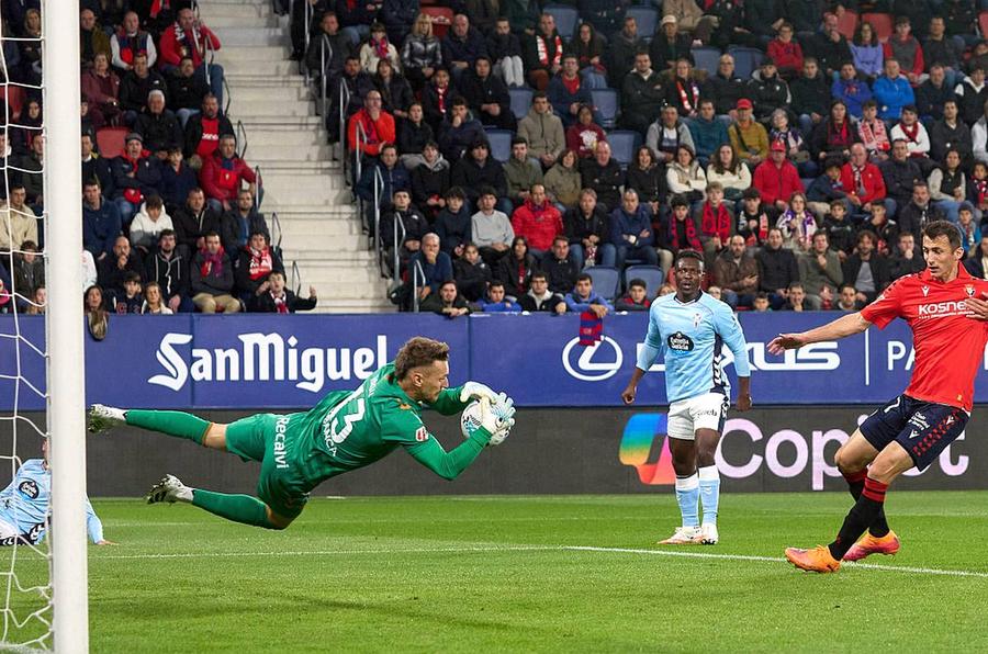 Ionuț Radu, în plonjon în Osasuna - Celta Vigo // foto: Imago Images Ionuț Radu, interviu-eveniment, primul după 6 ani: „Românii sunt văzuți... puțin altfel” » Singura echipă pe care o urmărește la TV: „În rest, nu mă uit la fotbal”
