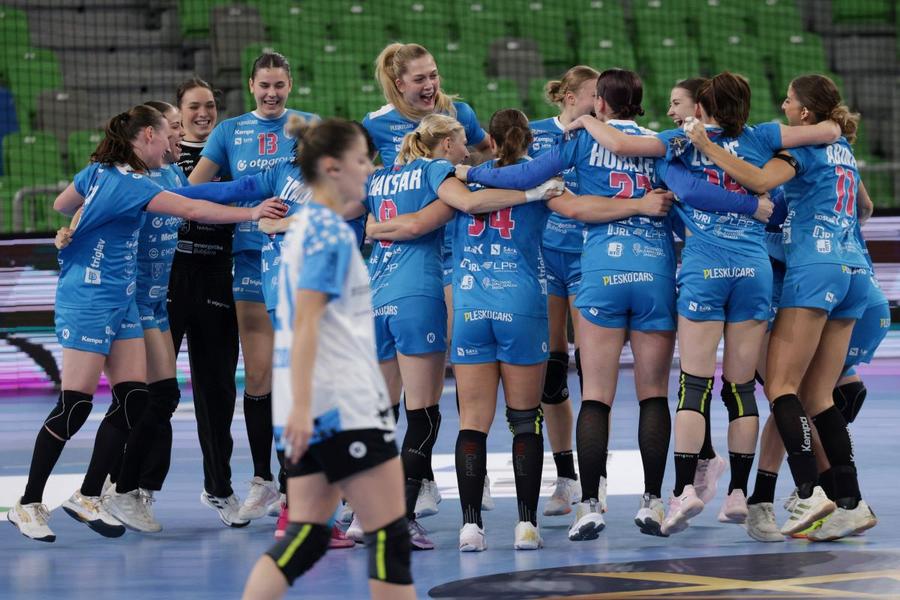 Bucuria jucătoarelor de la Krim Ljubljana contra tristeții de la CSM Foto: Imago Images Adi Vasile, după înfrângerea lui CSM București cu Krim în Liga Campionilor: „Îmi asum întreaga responsabilitate”