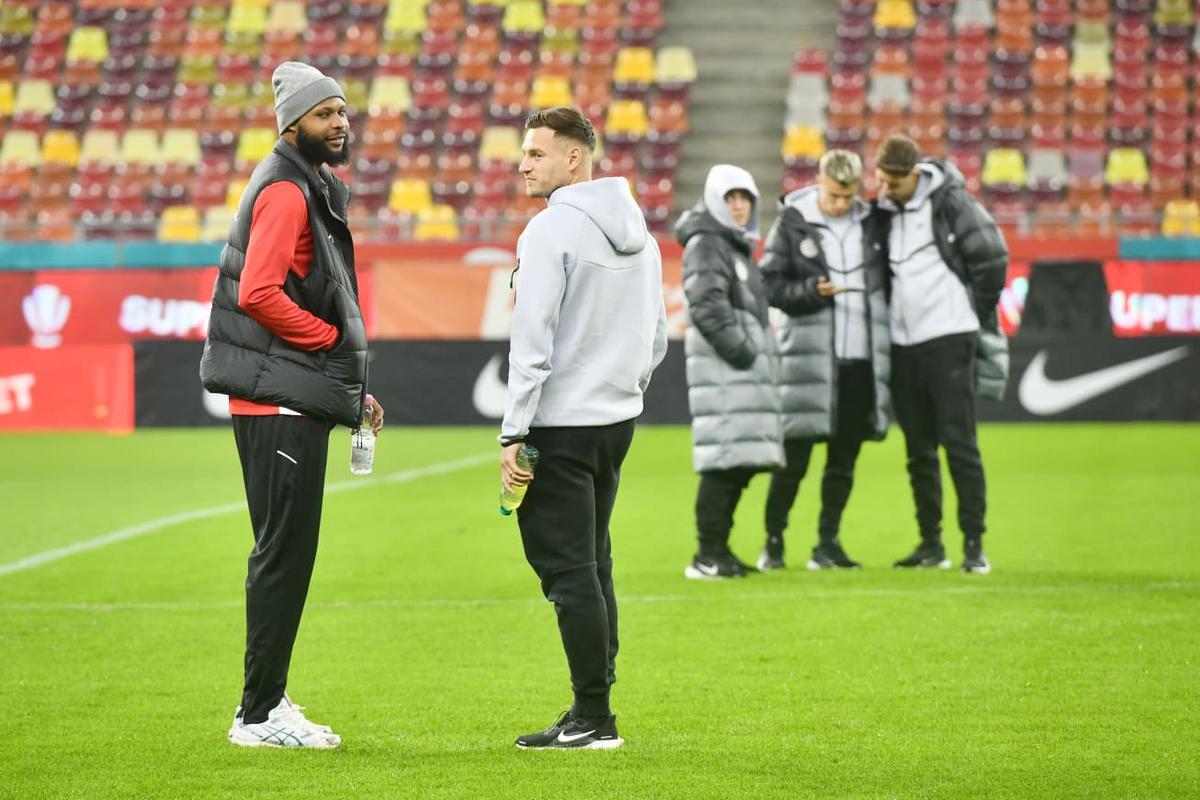 Imagini înainte de FCSB - UTA, de pe gazon