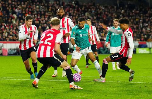Mo Salah (nr. 17) a înscris un gol, dar, pe ansamblu, și el a avut o evoluție modestă împotriva lui Brentford / Foto: Imago