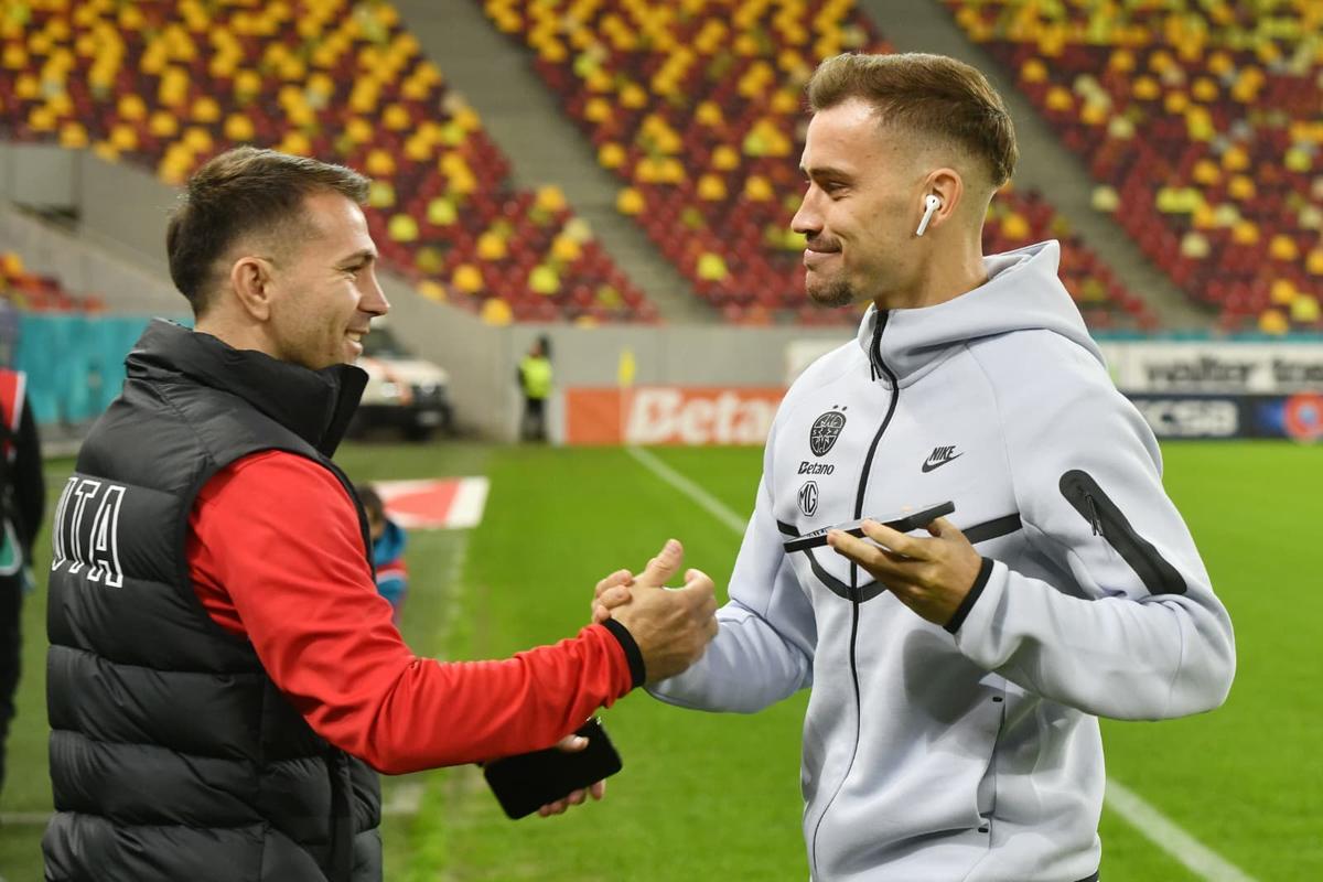 Imagini înainte de FCSB - UTA, de pe gazon