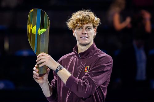 Jannik Sinner cu trofeul de la Viena Foto: Guliver/GettyImages