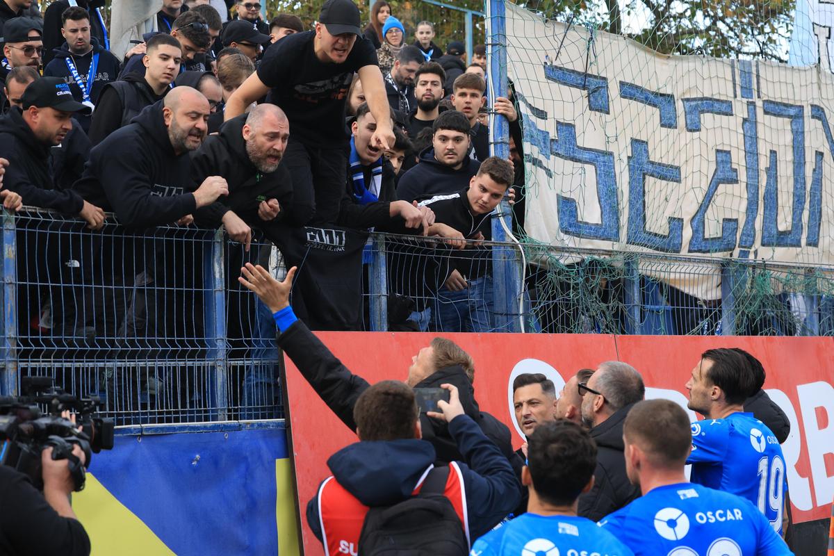 Jucătorii Craiovei, scandal cu fanii după remiza cu Metaloglobus
