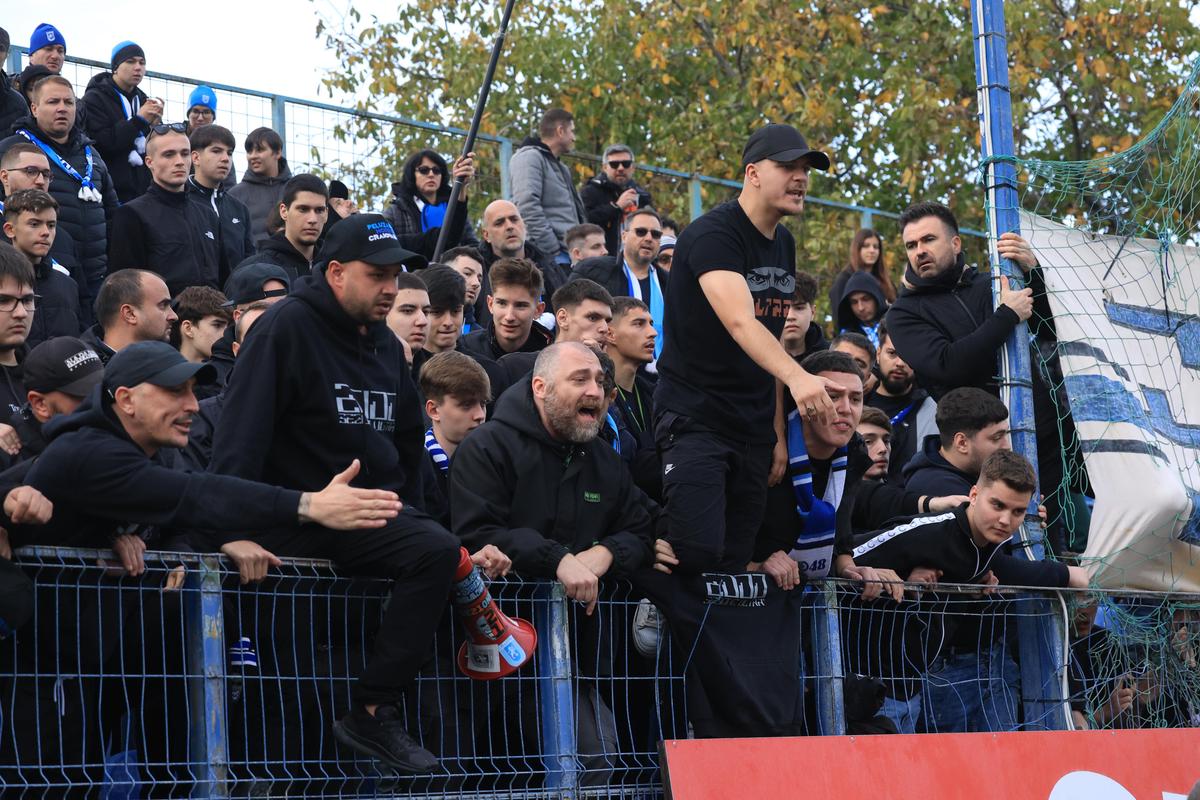 Jucătorii Craiovei, scandal cu fanii după remiza cu Metaloglobus