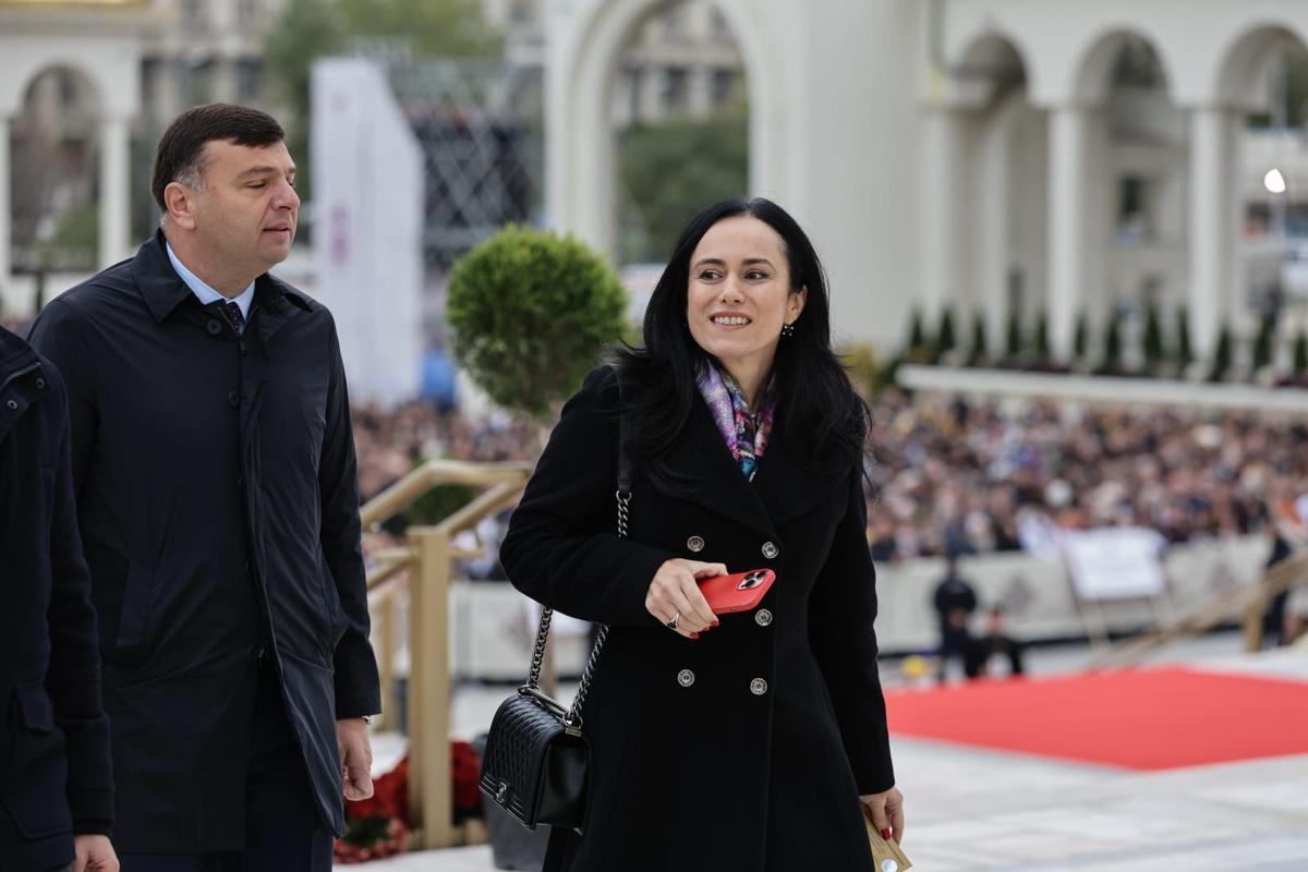 Cum și-a făcut apariția Gigi Becali la slujba de sfințire a picturii Catedralei Mântuirii Neamului