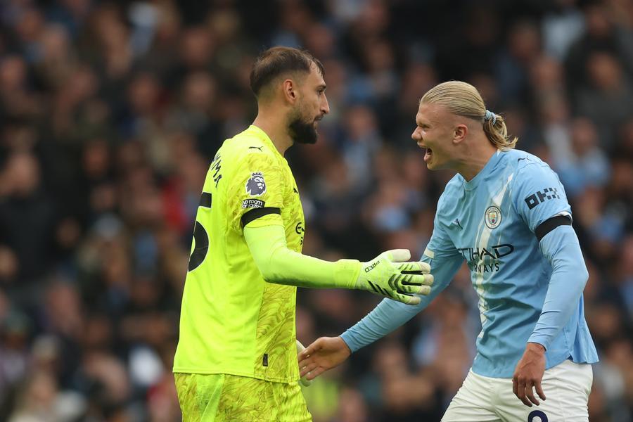 Donnarumma și Haaland, sărbătorind o victorie a lui Manchester City în Premier League (sezonul 2025/2026) // FOTO: Getty Images Au fost arestați autorii spargerii casei lui Donnarumma » Ce vârste au hoții și de unde au plănuit jaful din Paris!