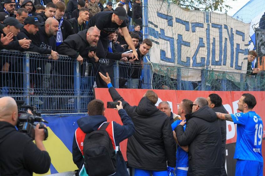 Scandal după Metaloglobus - Craiova! Rădoi și jucătorii, luați în colimator de fani. FOTO: Ionuț Iordache (GSP.ro)