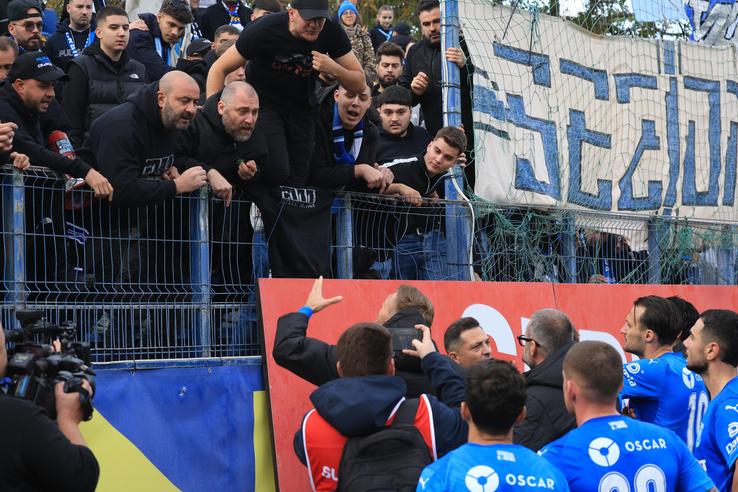 Jucătorii Craiovei, scandal cu fanii după remiza cu Metaloglobus. FOTO: Ionuț Iordache (GSP.ro)