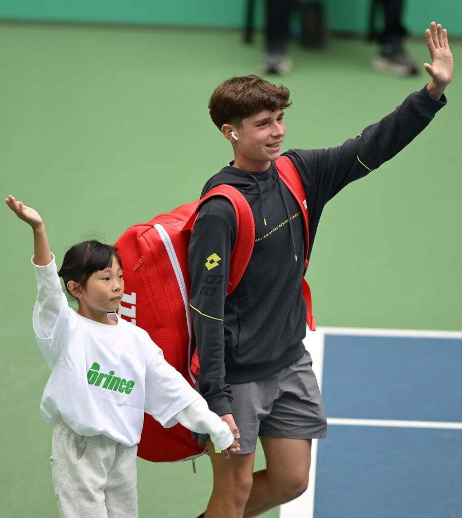 Yannick Alexandrescu la intrarea pe teren Foto: ITF Yannick Alexandrescu, învins în ultimul act al World Tennis Tour Junior Finals de la Chengdu