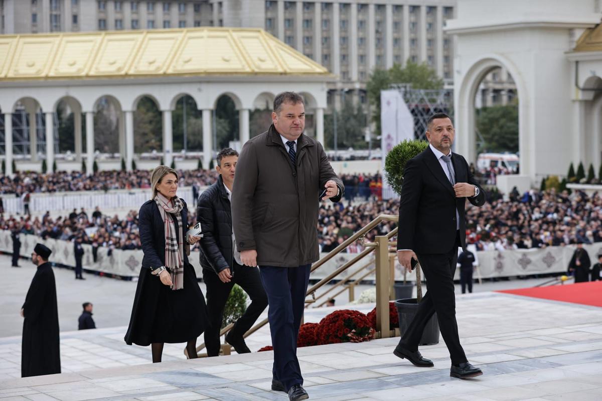 Cum și-a făcut apariția Gigi Becali la slujba de sfințire a picturii Catedralei Mântuirii Neamului