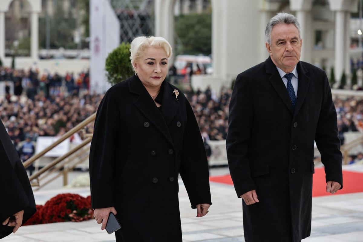 Cum și-a făcut apariția Gigi Becali la slujba de sfințire a picturii Catedralei Mântuirii Neamului