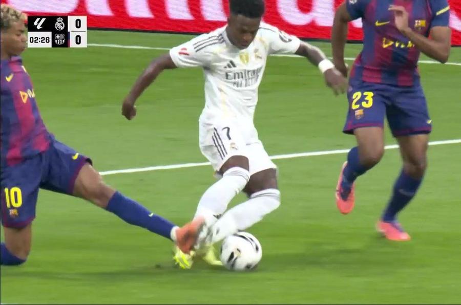 Vinicius l-a lovit pe Yamal, după ce acesta din urmă a întins piciorul în fața lui Clasic controversat » Barcelona a cerut fault la gol, Real Madrid contestă două decizii luate cu VAR
